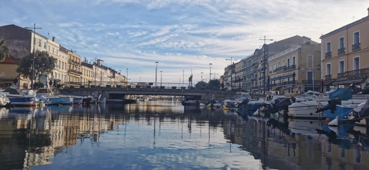 Vues exceptionnelles mer, port et toits de Sète Extérieur photo